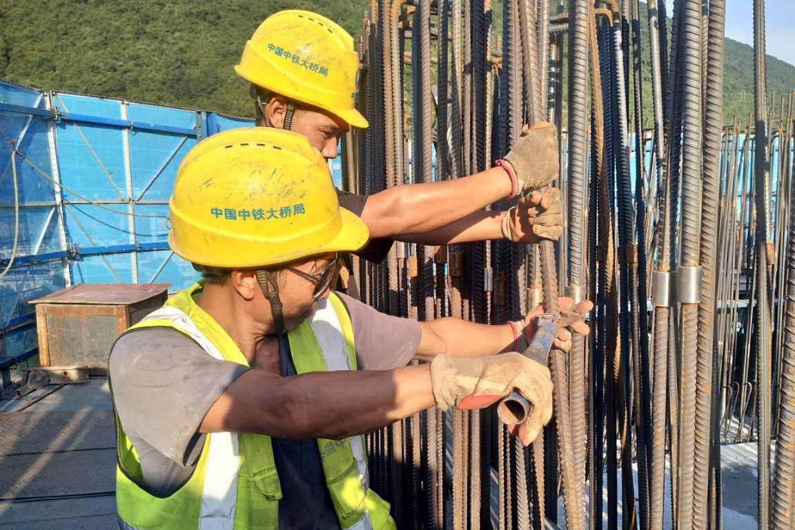 钢筋工正在进行清水坪乌江大桥7#主墩钢筋安装.jpg